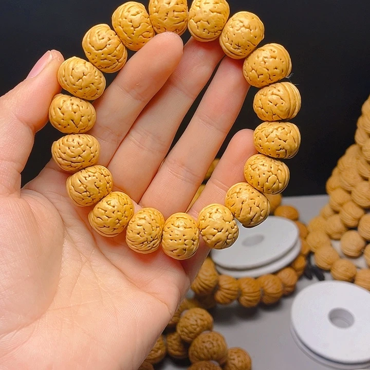 桃核吊坠纽扣手串