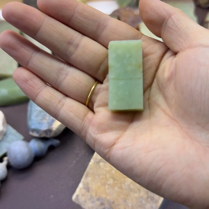 岫岩老玉（透闪石质玉）未镶嵌珠宝奇石炎*子