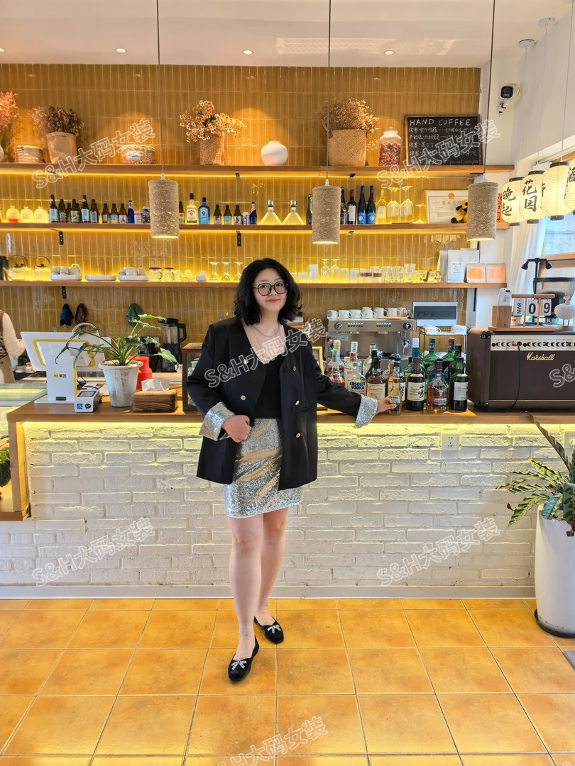 大码缎面西装+银色亮片裙套装