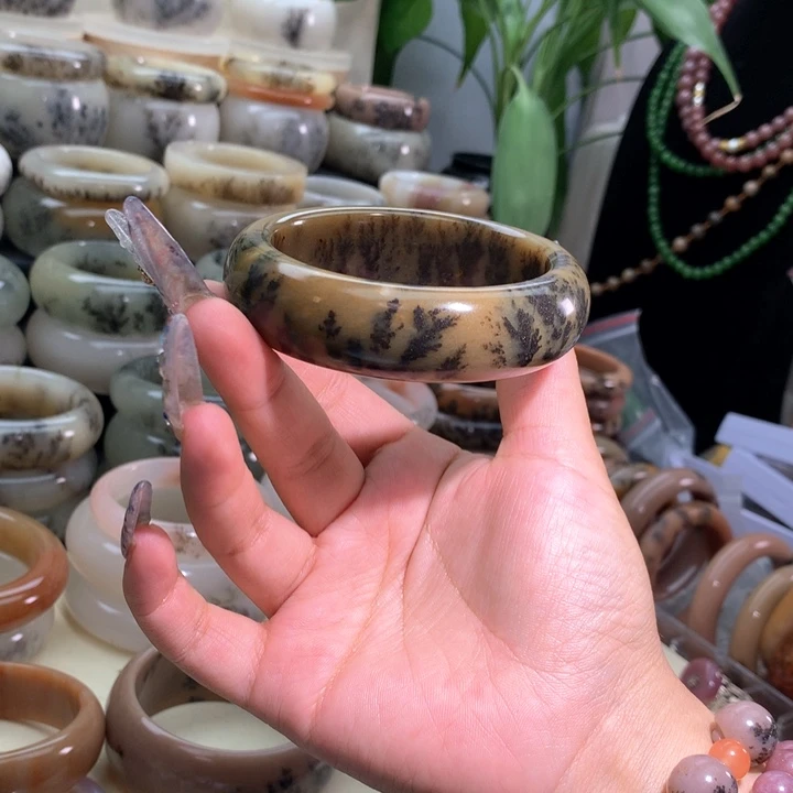 *****石英岩玉未镶嵌手镯