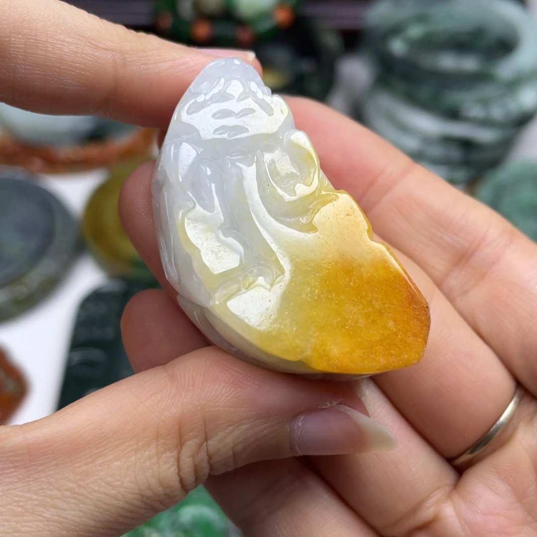 澜***淞翡翠未镶嵌颈饰牌子