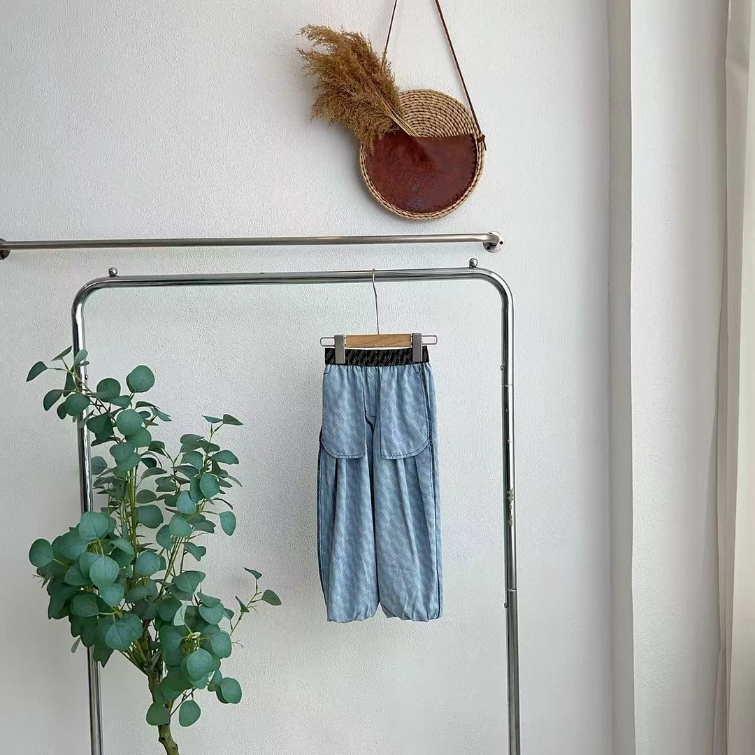 7065糯黑底卡其字梭织长裤