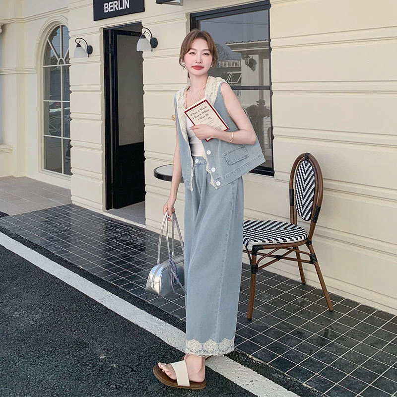 浅蓝色高级感牛仔套装女2025夏新款时尚蕾丝拼接马甲阔腿裤两件套