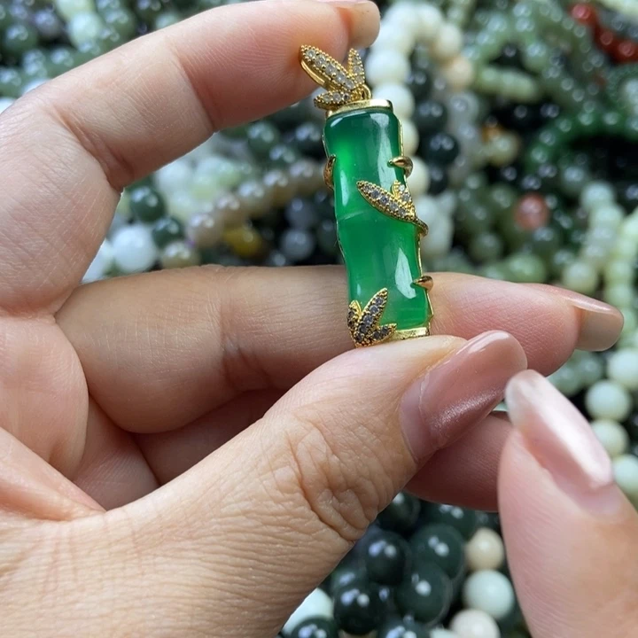 颈饰未镶嵌透闪石质玉