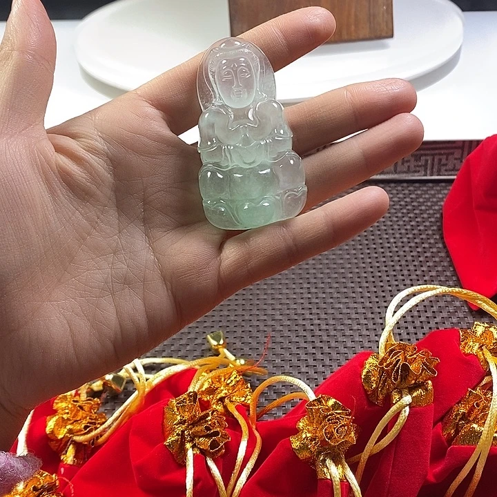 只买单纯的吊坠，没带链子，属的性质。