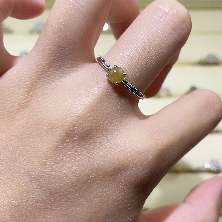 颈饰未镶嵌翡翠戒指