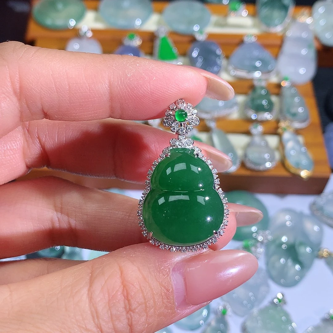 翡翠18K金镶嵌颈饰翡翠