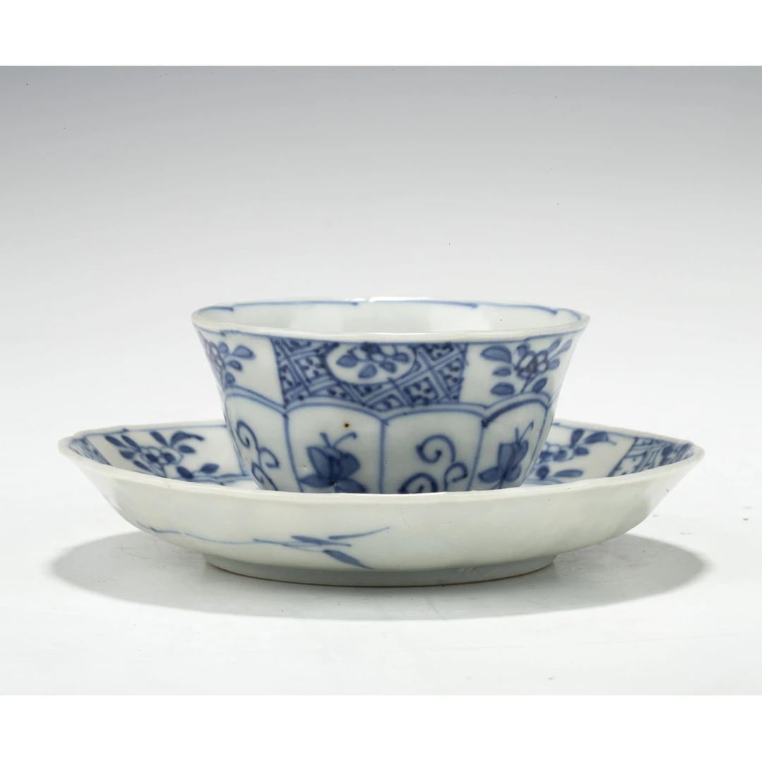 【拍卖-清康熙】·青花开窗山水花蝶纹杯碟