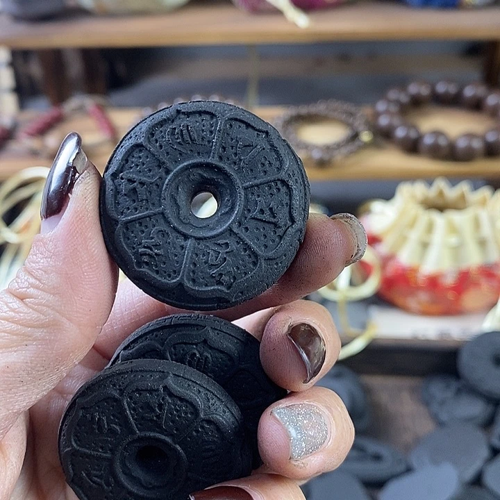 泥塑瑕疵黑龙涎六字真言圆扣