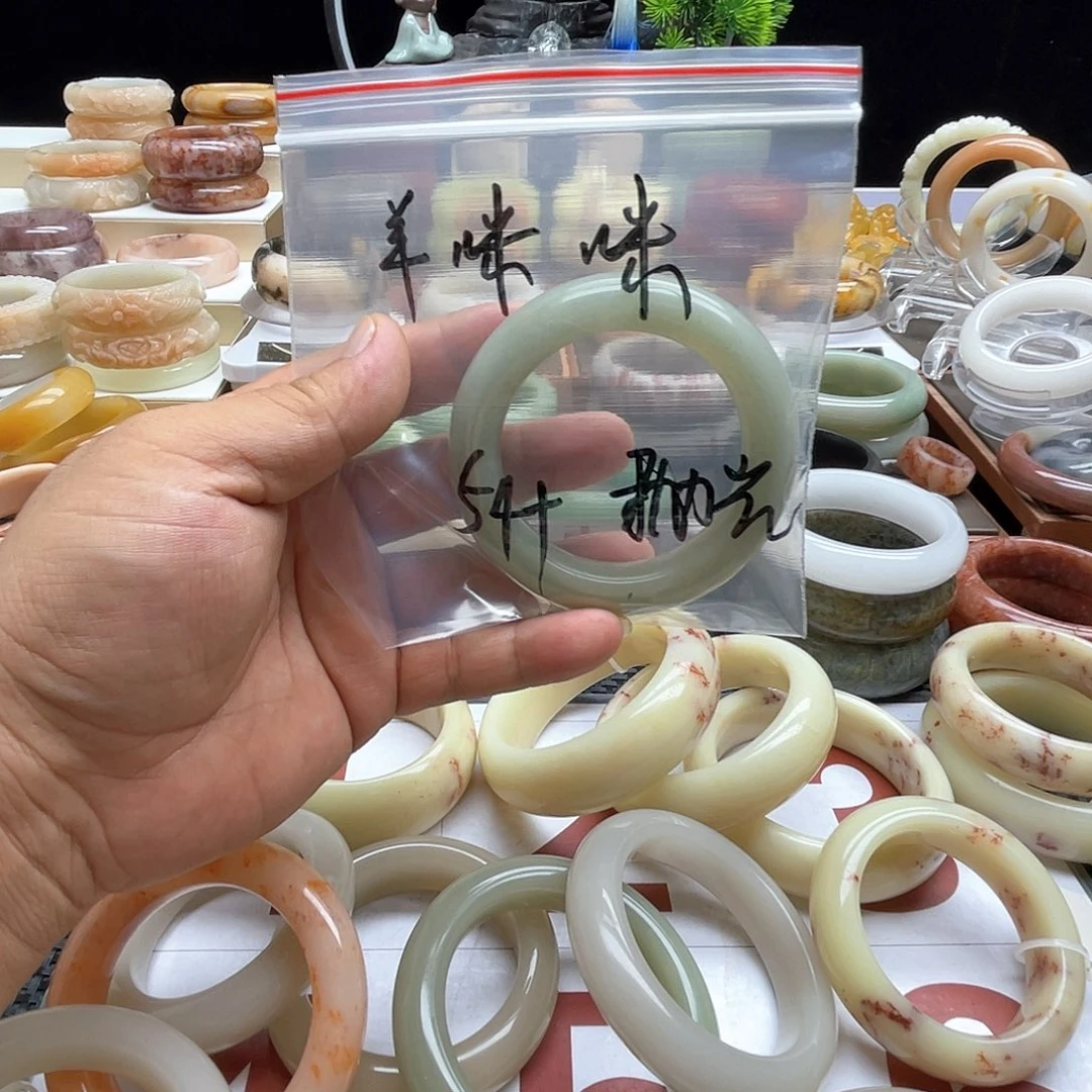 羊***咪石英质玉（佘太翠）手镯未镶嵌