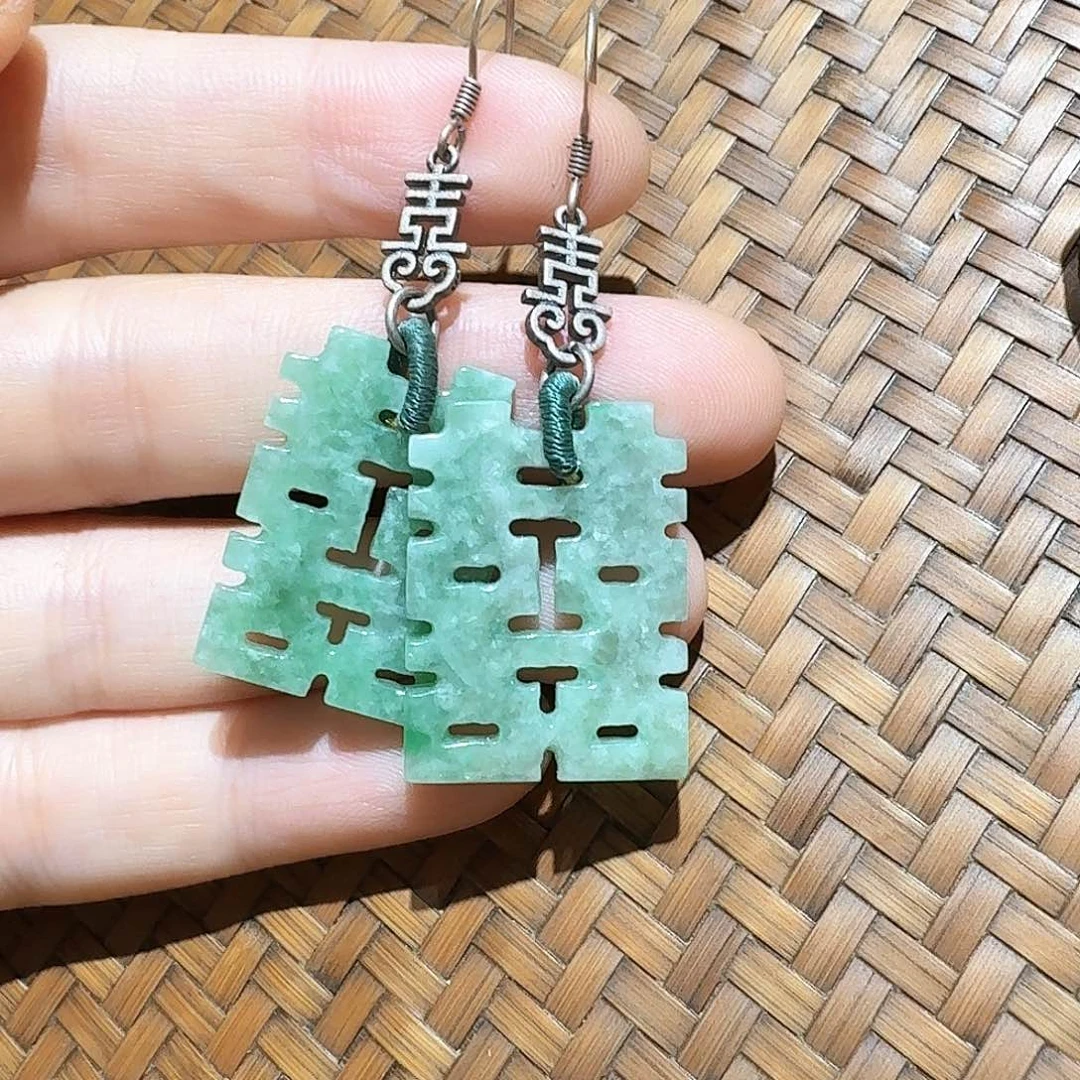 未镶嵌翡翠耳饰个性十足