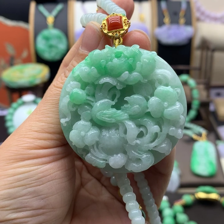 翡翠未镶嵌吊坠(赠链)