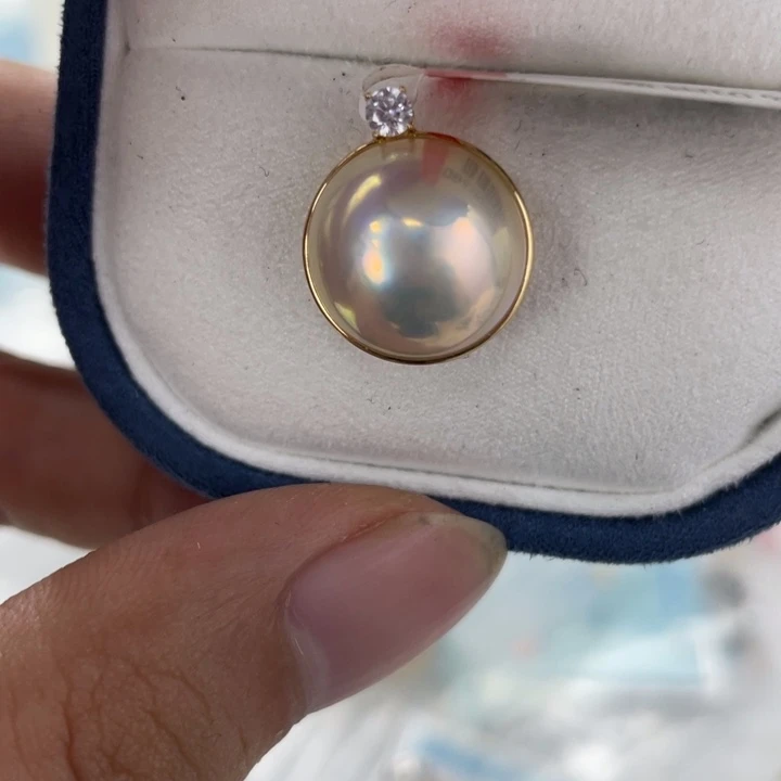 18K金镶嵌拼合珍珠（马贝珠）颈饰