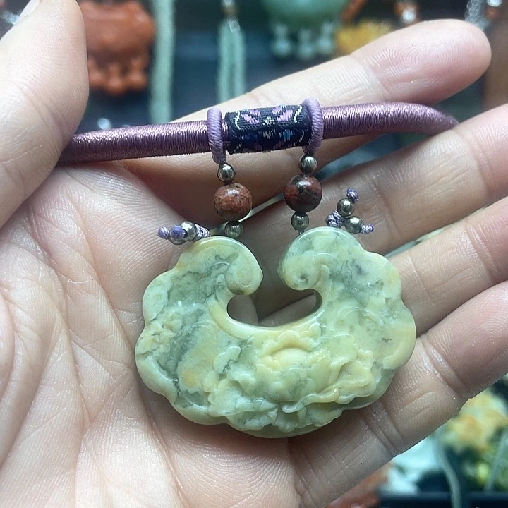 未镶嵌蛇纹石玉颈饰