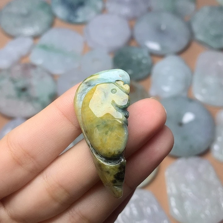 翡翠未镶嵌颈饰鱼