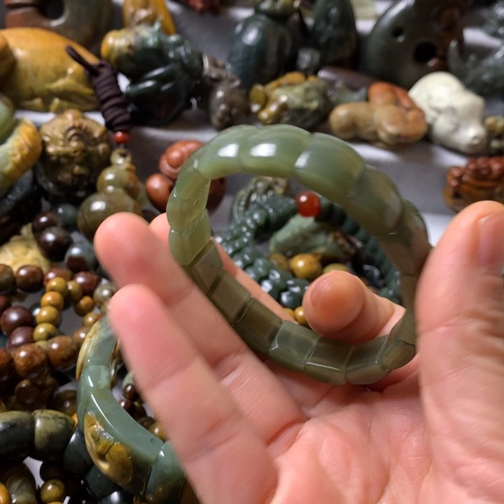 未镶嵌岫岩河磨玉（透闪石质玉）把件