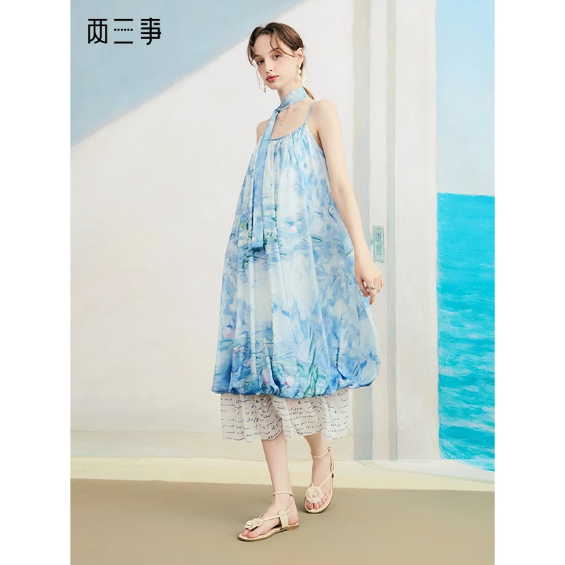 两三事 潮涌暗语 2025夏季新款度假风印花双层裙摆宽松吊带连衣裙