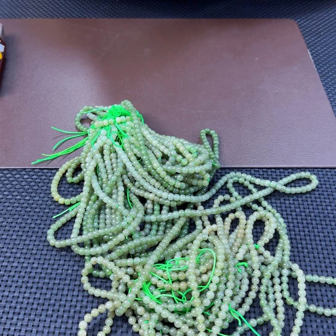 和田玉未镶嵌颈饰发其一