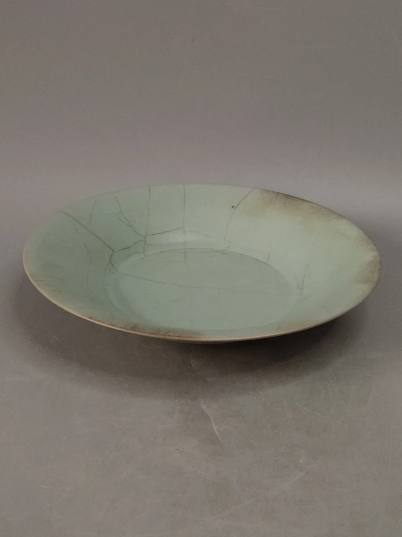 汝窑折窑盘，口直径19.5cm，高3.7cm，品如图有冲，旧藏，喜欢的来