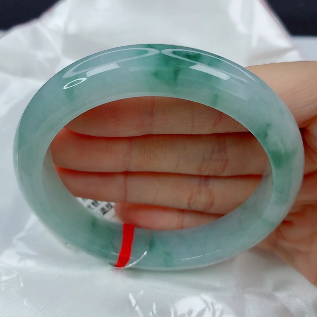 翡翠未镶嵌手镯57.1正圈，底色飘绿花，032