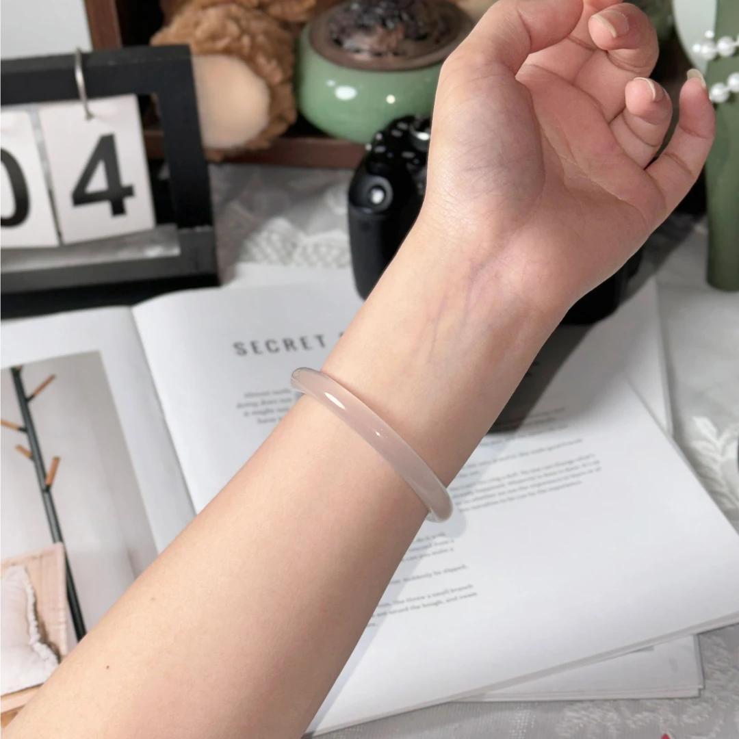 【白月光圆条】卡8冰种玛瑙手镯温柔生日礼物玉髓多样性发其一