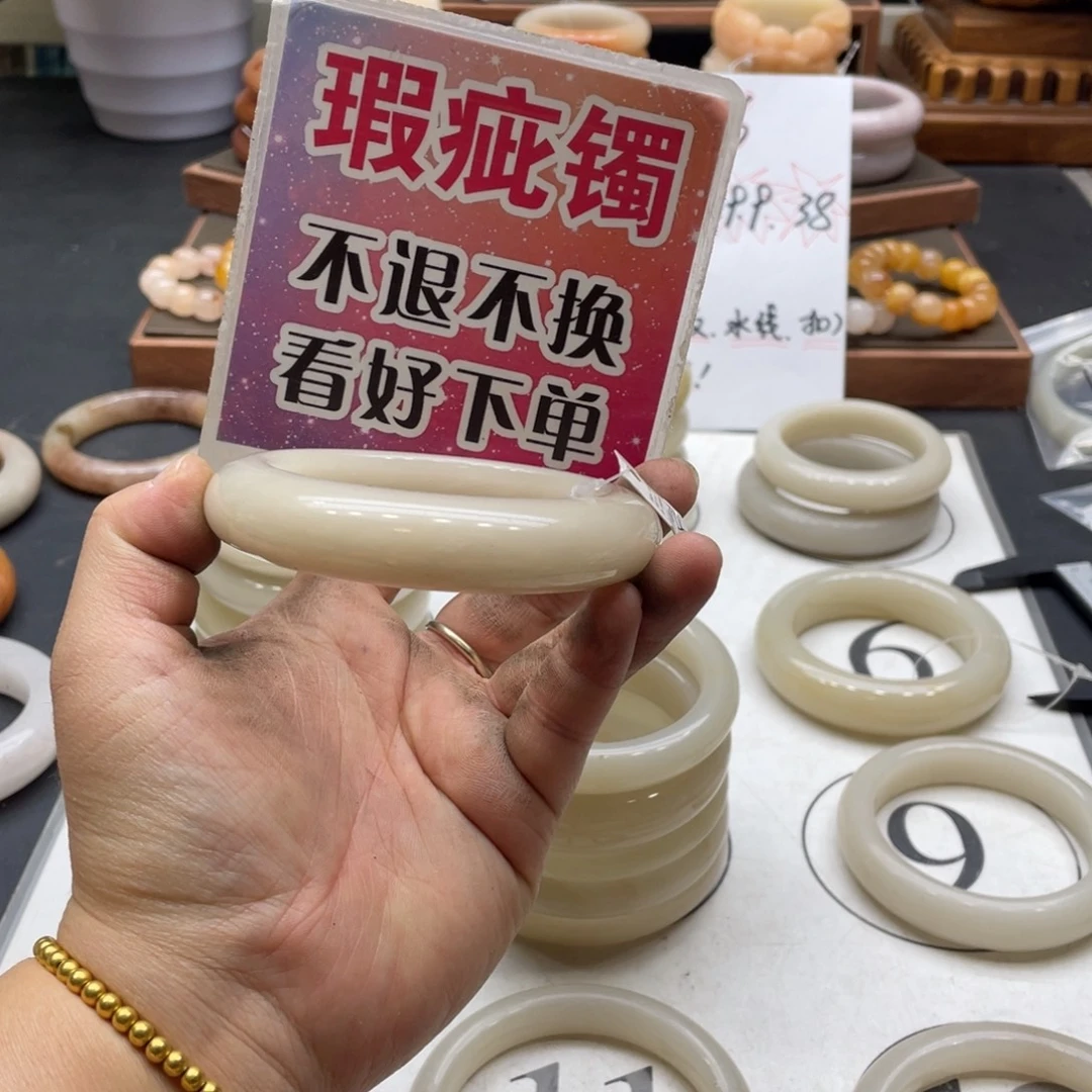 阿***.石英岩玉未镶嵌手镯
