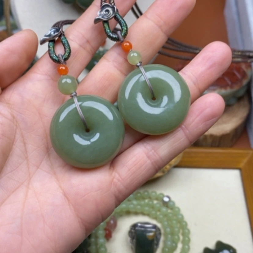 【闪购商品】未镶嵌岫岩河磨玉（透闪石质玉）挂件布**爱