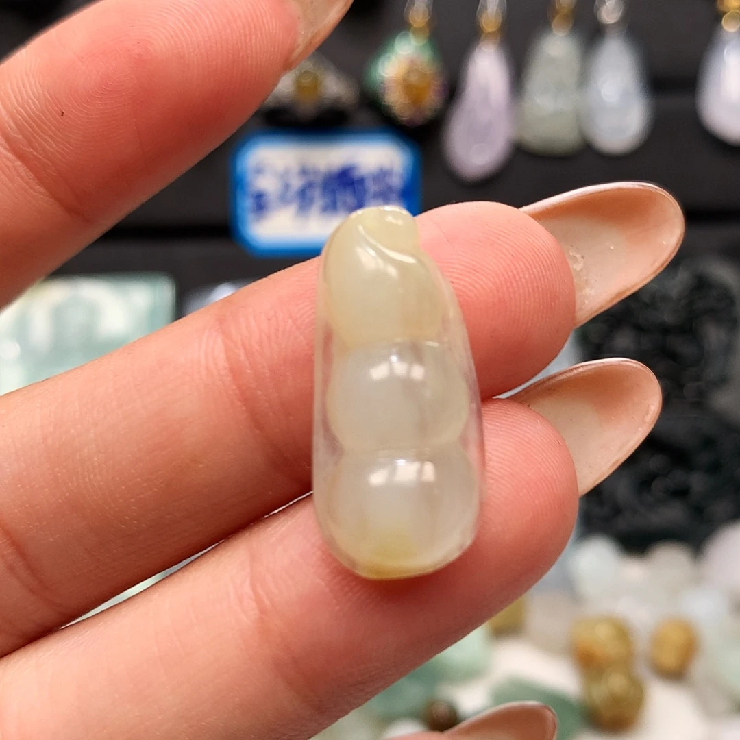 翡翠未镶嵌颈饰福豆