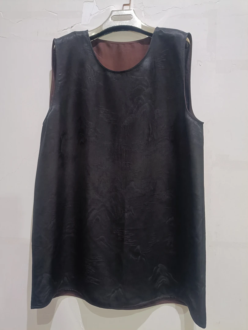 糖韵香云纱男装店推荐，百分之百桑蚕丝重缎背心。百搭