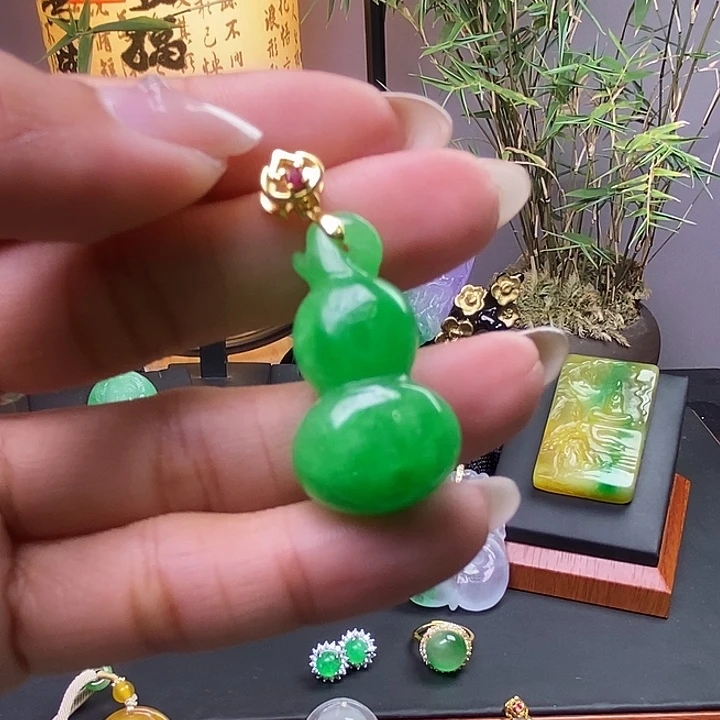 翡翠未镶嵌吊坠(赠链)