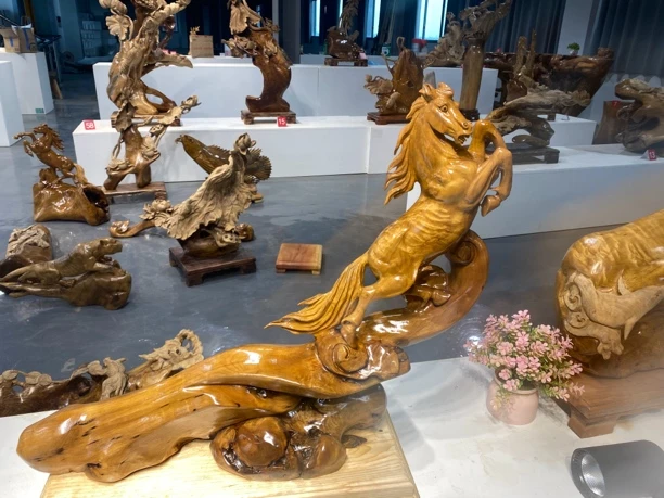 小叶桢楠，马到成功  骏马奔腾