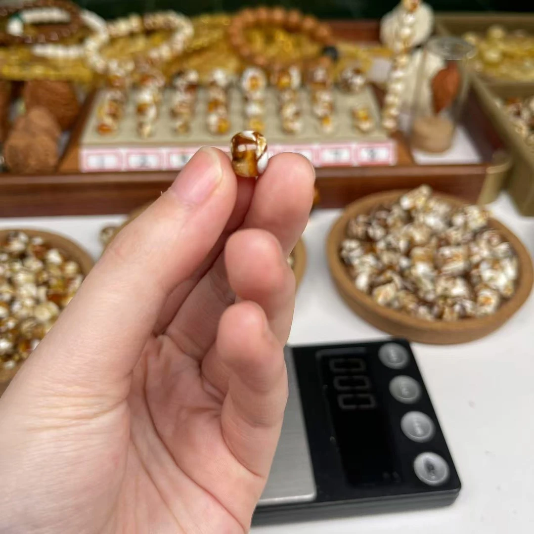 沁色蜜蜡白花老邢一物一图尺寸9mm乘7.5mm搭配手串好看9165号