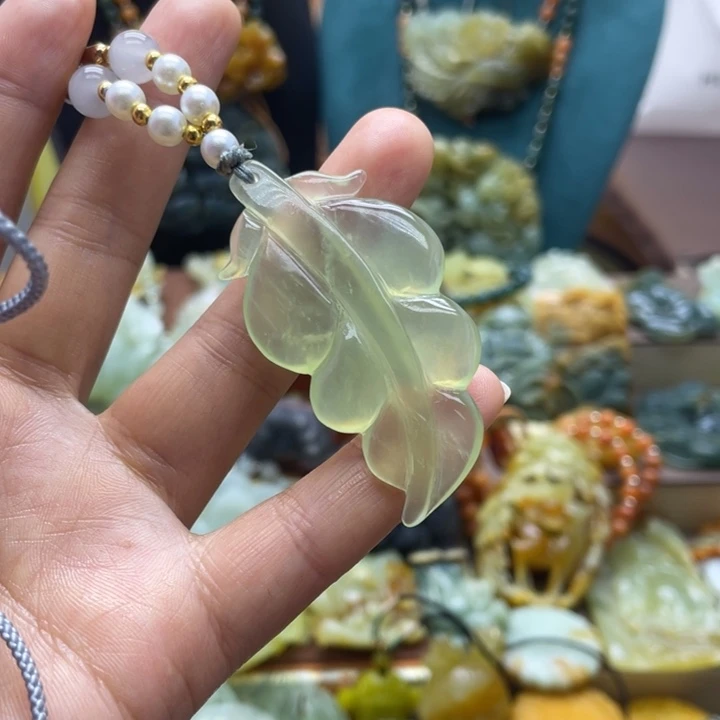 蛇纹石玉未镶嵌颈饰