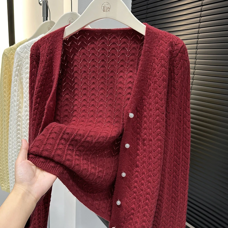 红色气质V领针织开衫外套2025新款设计感纽扣罩衫女洋气长袖披肩