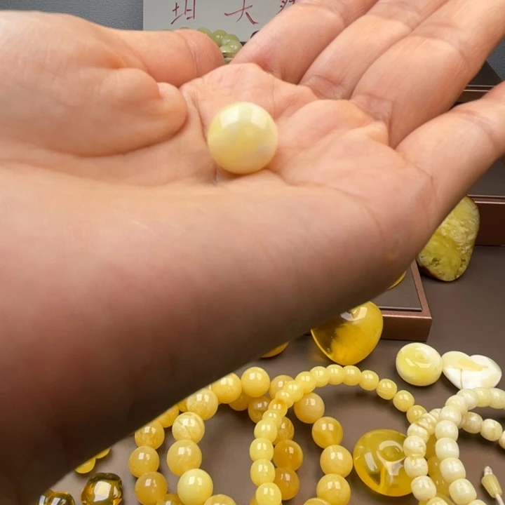 琥珀未镶嵌颈饰蜜蜡