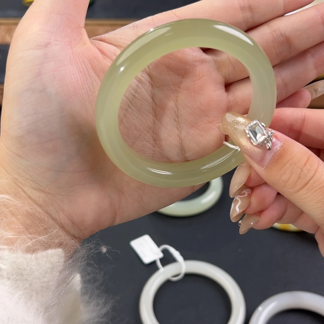 和田玉未镶嵌手镯