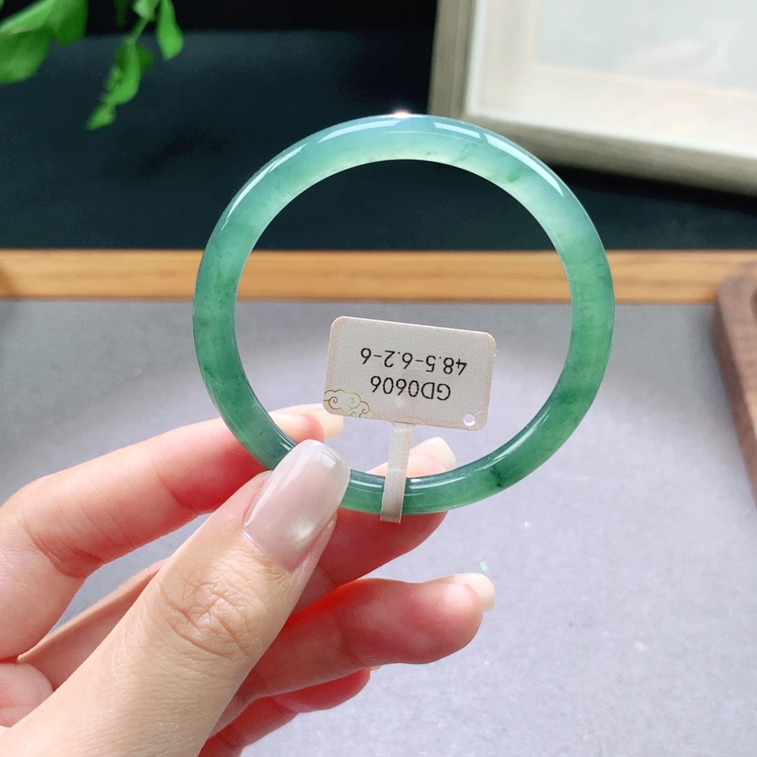 翡翠手镯未镶嵌天然