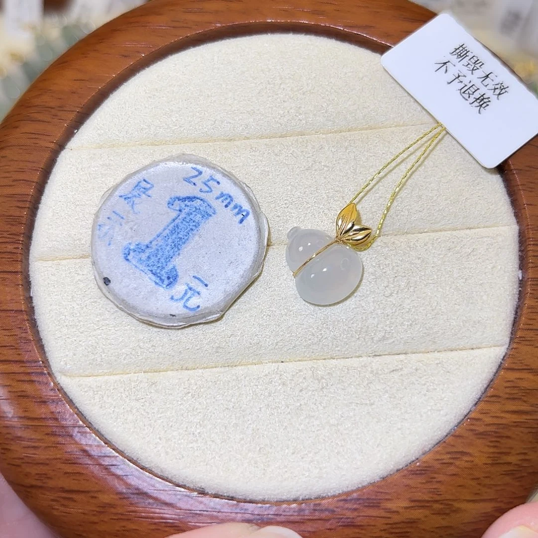 翡翠18K金镶嵌颈饰葫芦