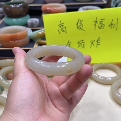 未镶嵌手镯石英质玉