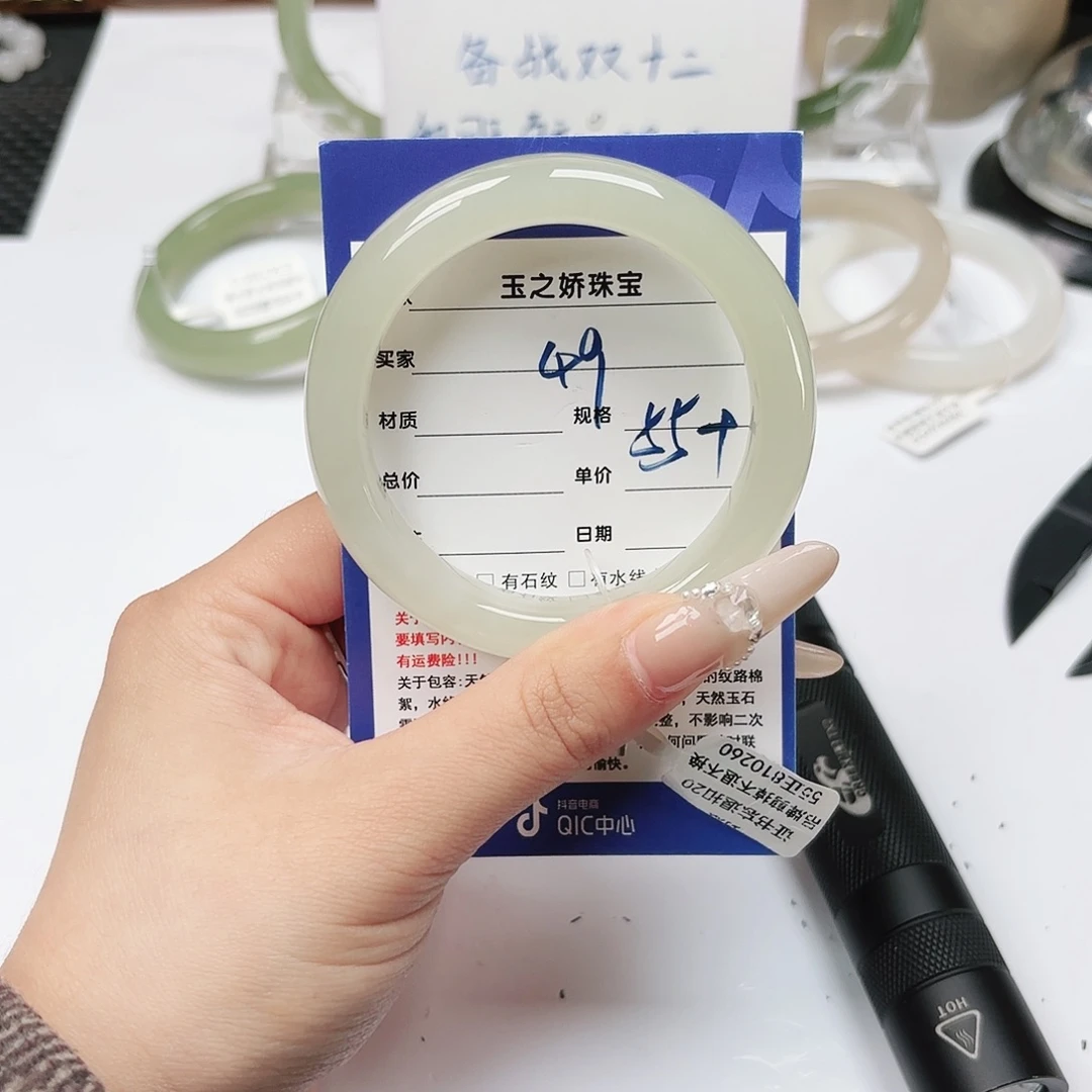 和田玉未镶嵌手镯