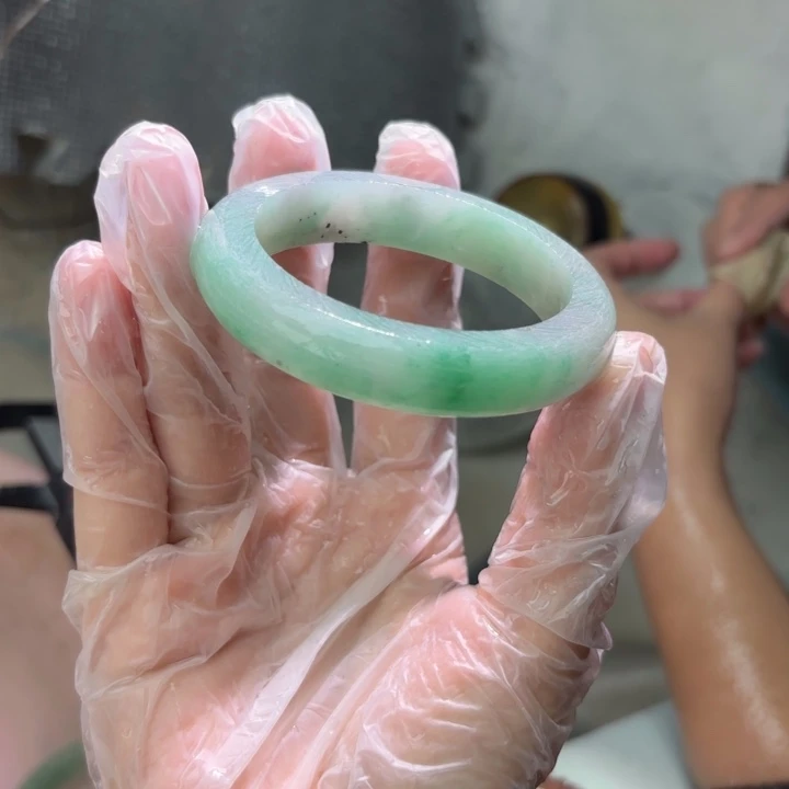 柠***F石英质玉（非洲翠）手镯未镶嵌定制