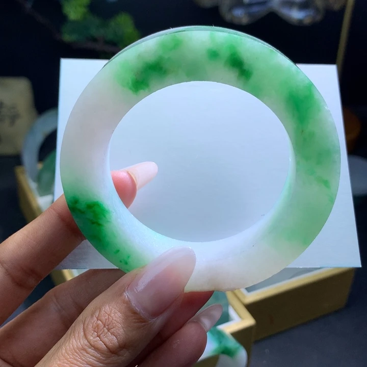 定制翡翠未镶嵌翡翠手镯