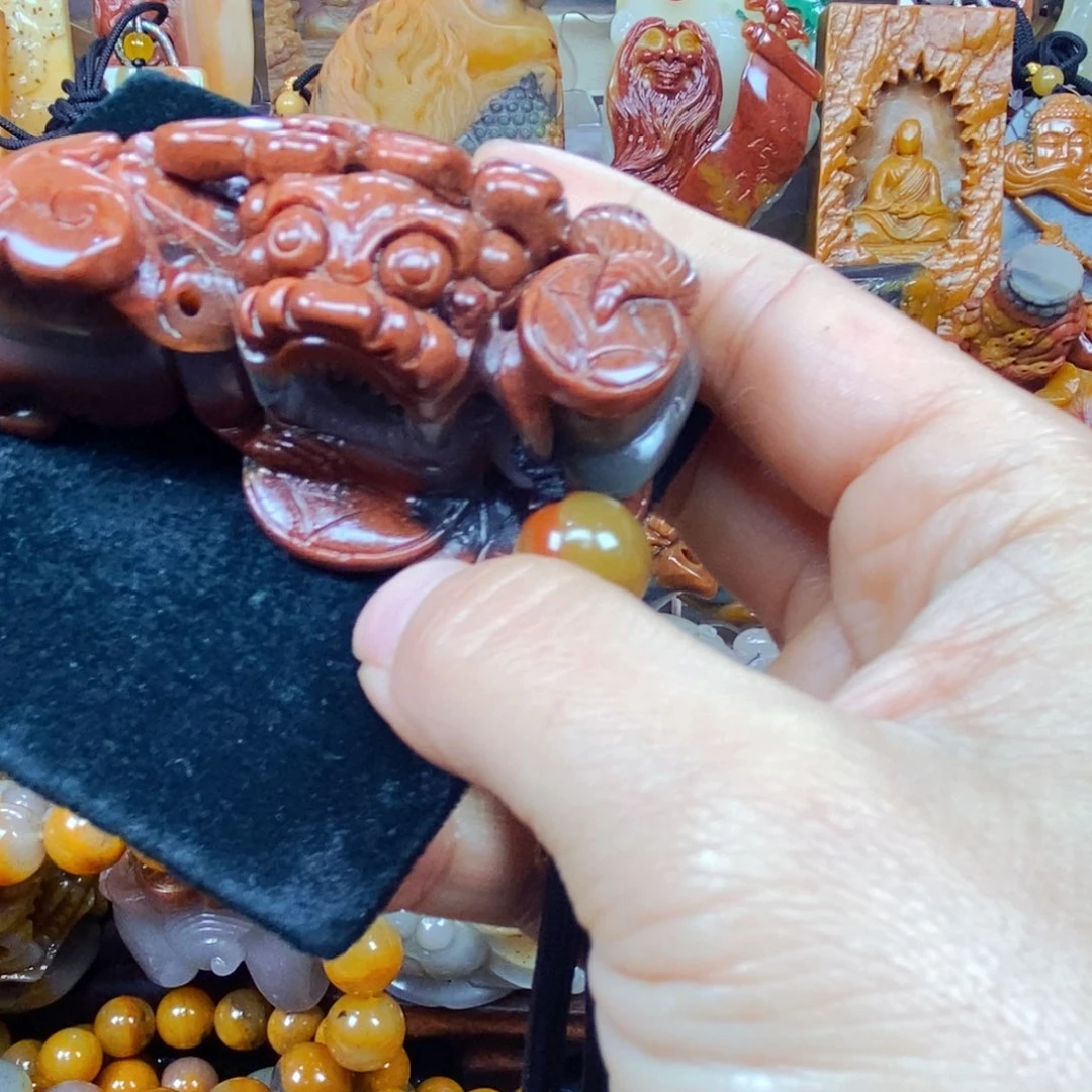 未镶嵌石英质玉（黄龙玉）颈饰