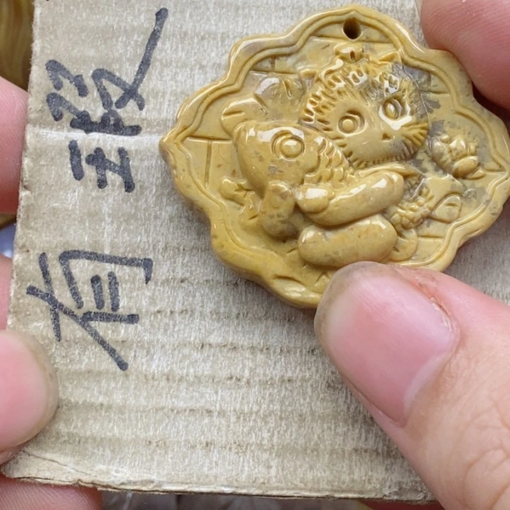 颈饰未镶嵌硅化珊瑚(珊瑚玉)k***y