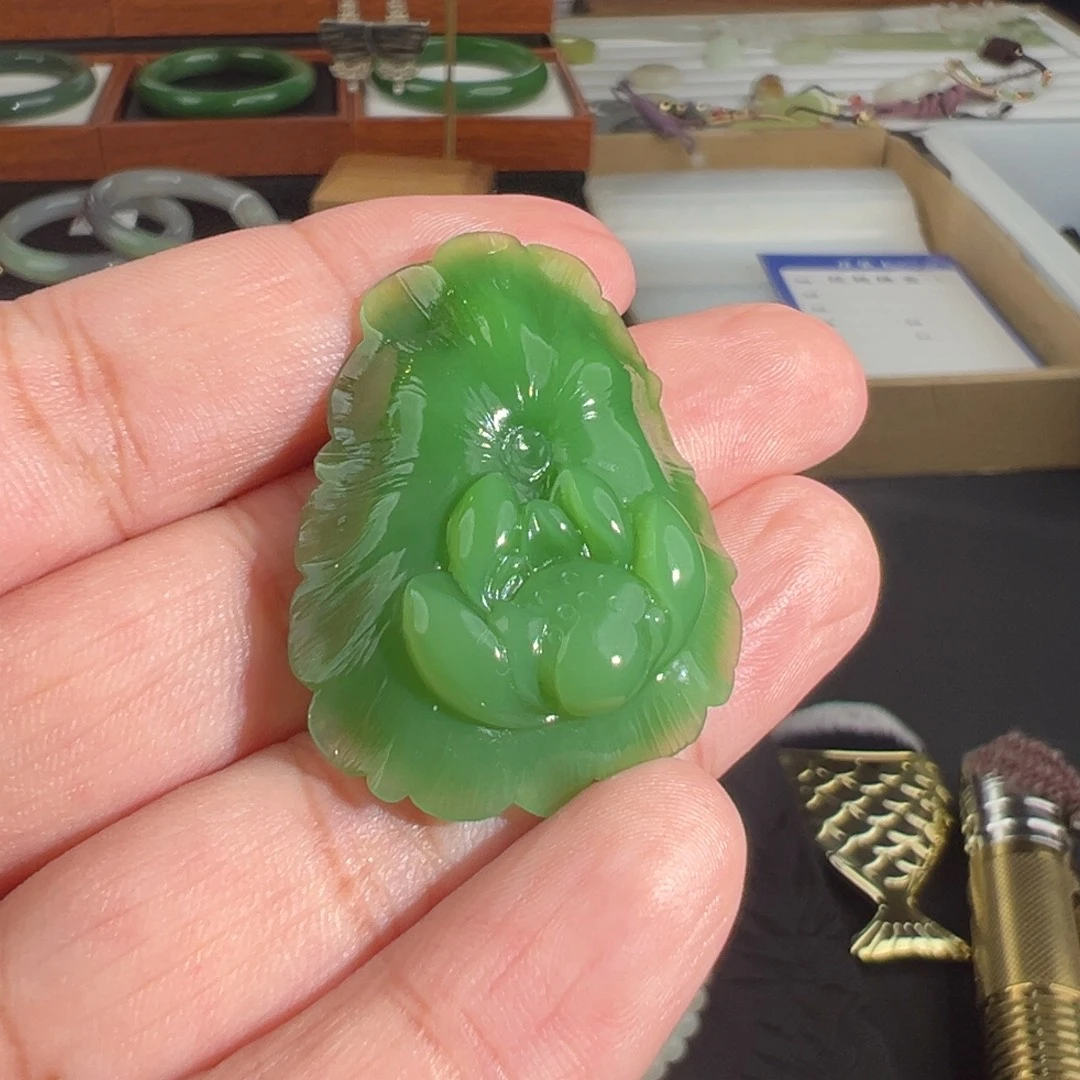 颈饰未镶嵌和田玉（碧玉）粉绿立体荷叶荷花