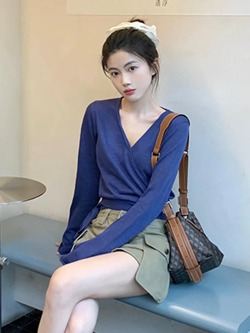 今年流行特别漂亮的掐腰上衣高级感巨好看蓝色V领长袖防晒T恤女夏