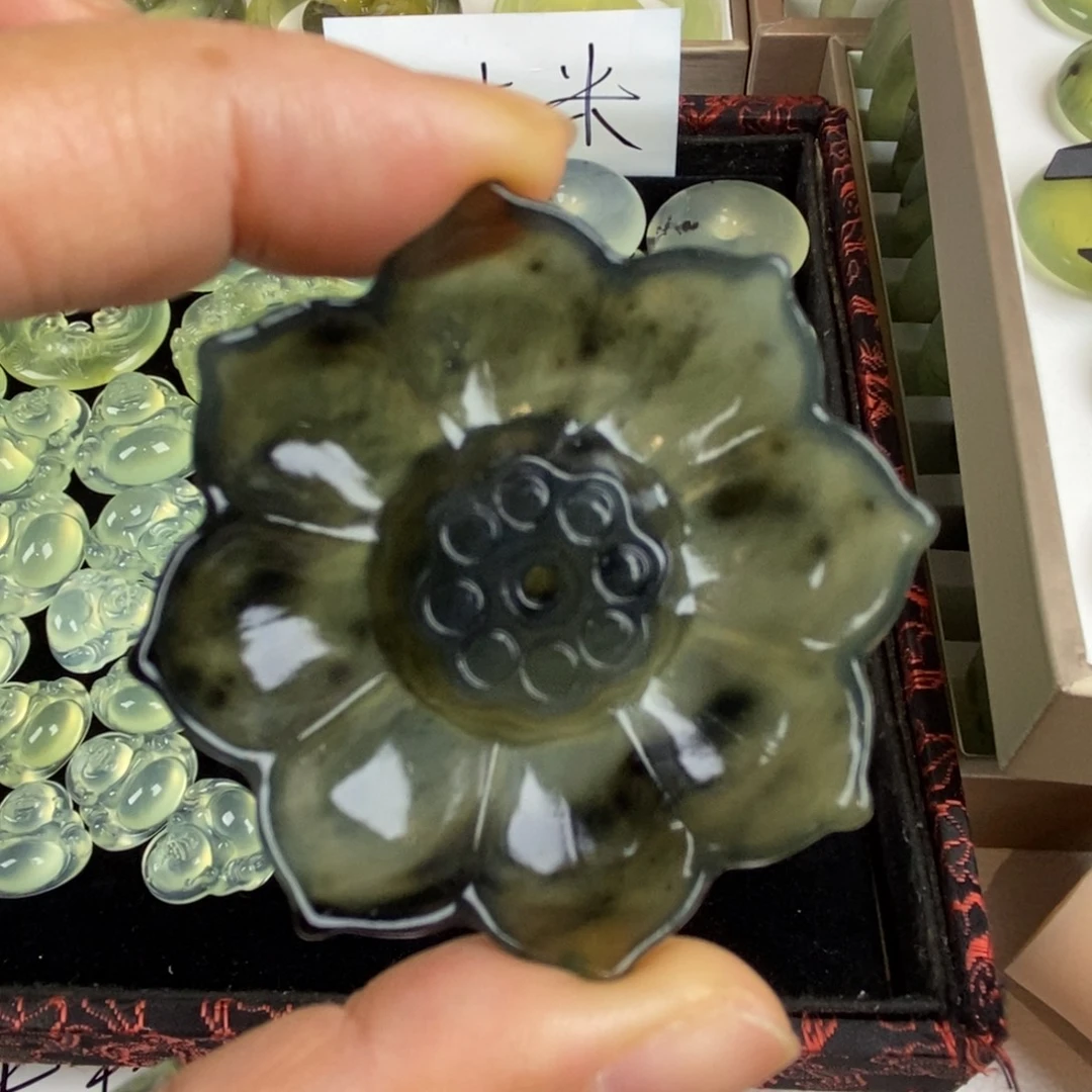 瓶***酱未镶嵌蛇纹石玉颈饰