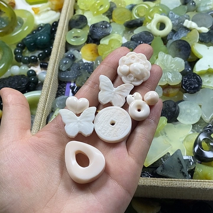 蛇纹石玉未镶嵌颈饰