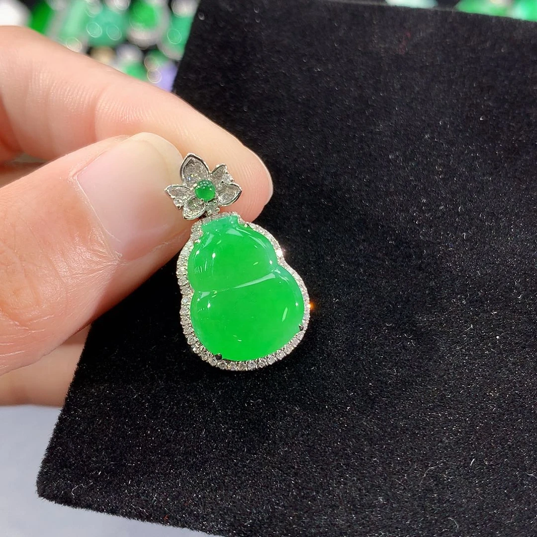 翡翠18K金镶嵌颈饰