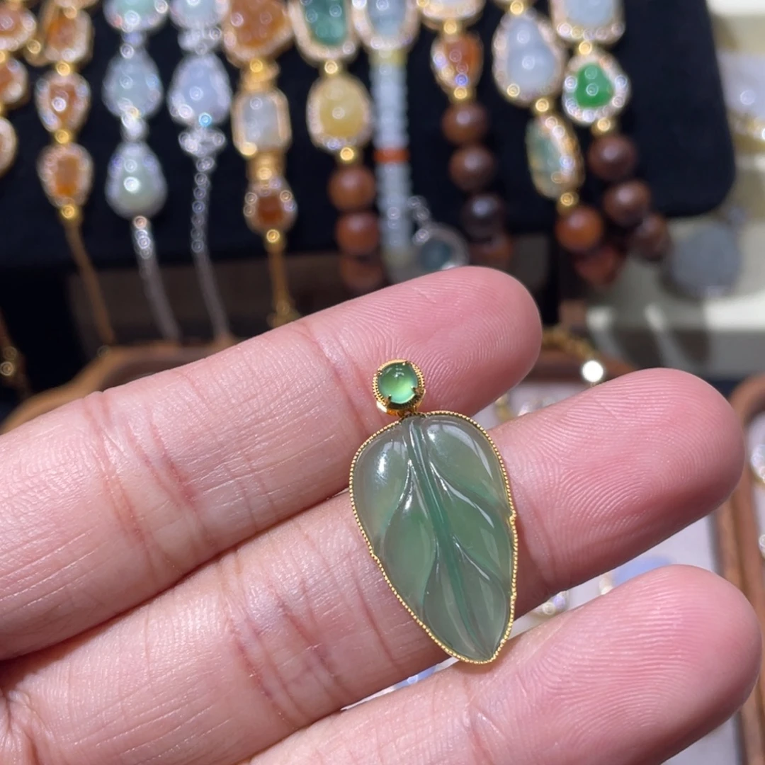 翡翠18K金镶嵌颈饰